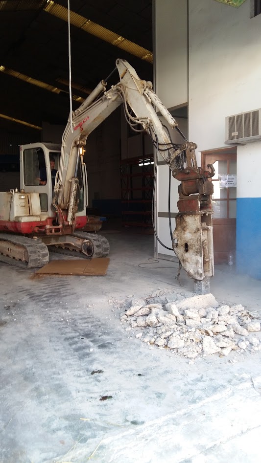 Gas Sevilla - Instalación de arquetas de paso, sifónica y separadora de grasas en nave normativas Emasesa.