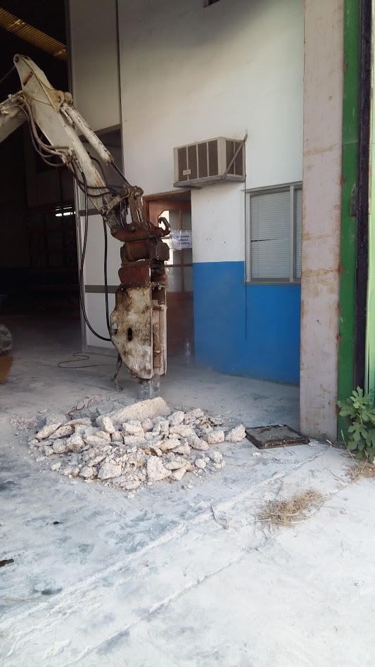 Gas Sevilla - Instalación de arquetas de paso, sifónica y separadora de grasas en nave normativas Emasesa.