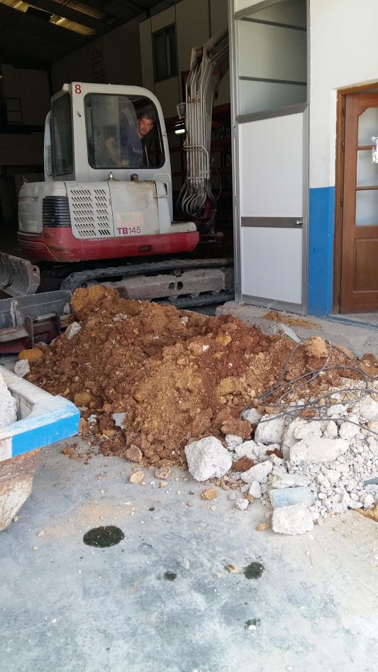 Gas Sevilla - Instalación de arquetas de paso, sifónica y separadora de grasas en nave normativas Emasesa.