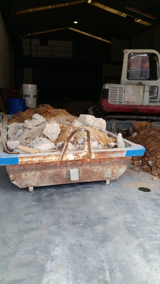 Gas Sevilla - Instalación de arquetas de paso, sifónica y separadora de grasas en nave normativas Emasesa.