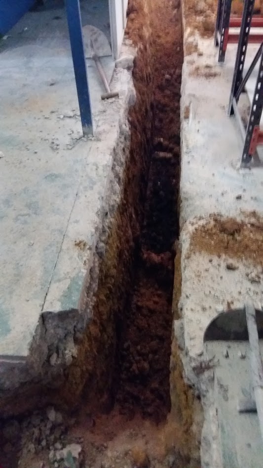 Gas Sevilla - Instalación de arquetas de paso, sifónica y separadora de grasas en nave normativas Emasesa.