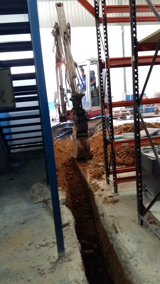 Gas Sevilla - Instalación de arquetas de paso, sifónica y separadora de grasas en nave normativas Emasesa.
