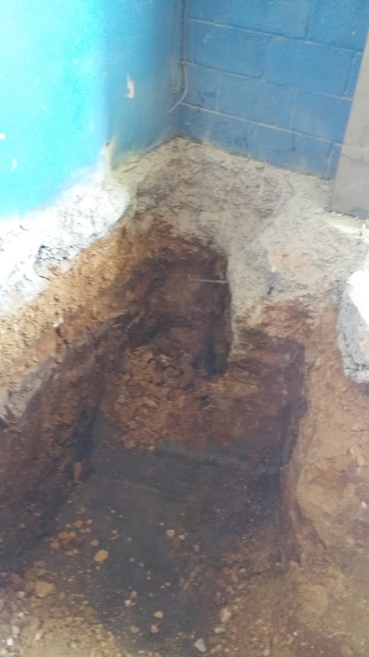 Gas Sevilla - Instalación de arquetas de paso, sifónica y separadora de grasas en nave normativas Emasesa.