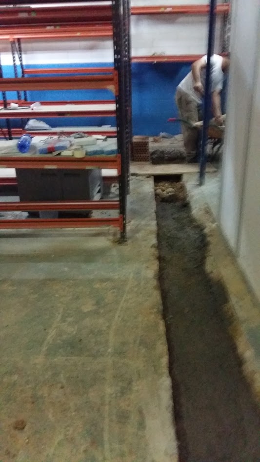 Gas Sevilla - Instalación de arquetas de paso, sifónica y separadora de grasas en nave normativas Emasesa.