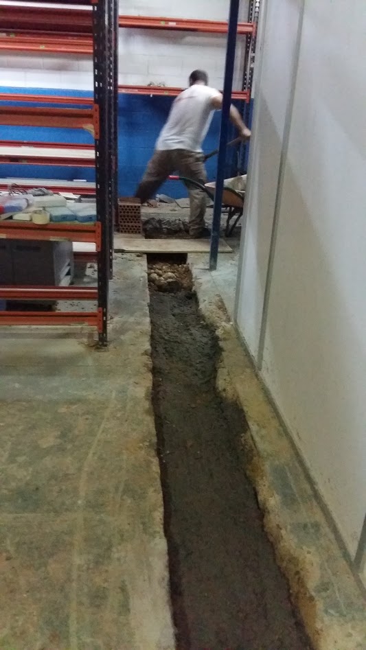 Gas Sevilla - Instalación de arquetas de paso, sifónica y separadora de grasas en nave normativas Emasesa.