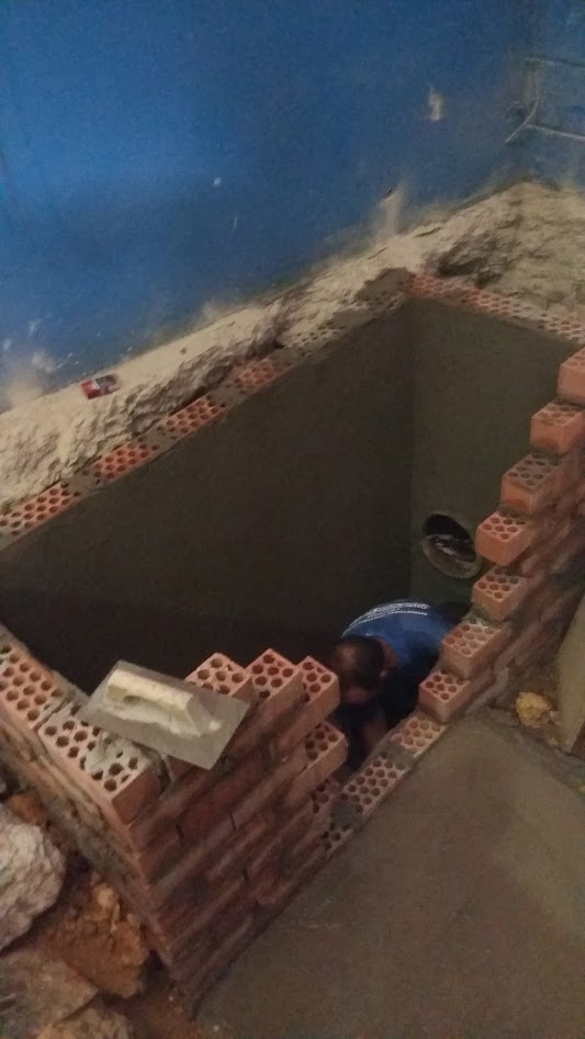 Gas Sevilla - Instalación de arquetas de paso, sifónica y separadora de grasas en nave normativas Emasesa.
