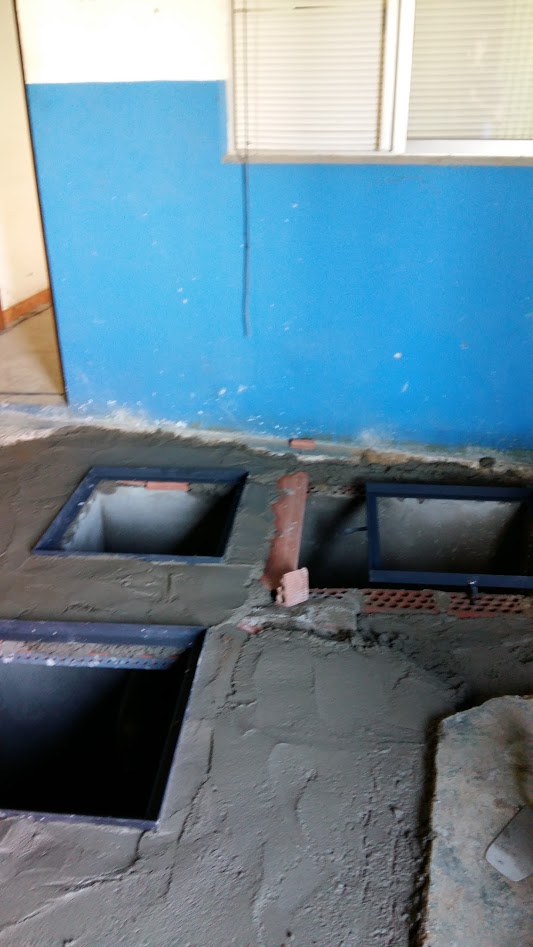 Gas Sevilla - Instalación de arquetas de paso, sifónica y separadora de grasas en nave normativas Emasesa.