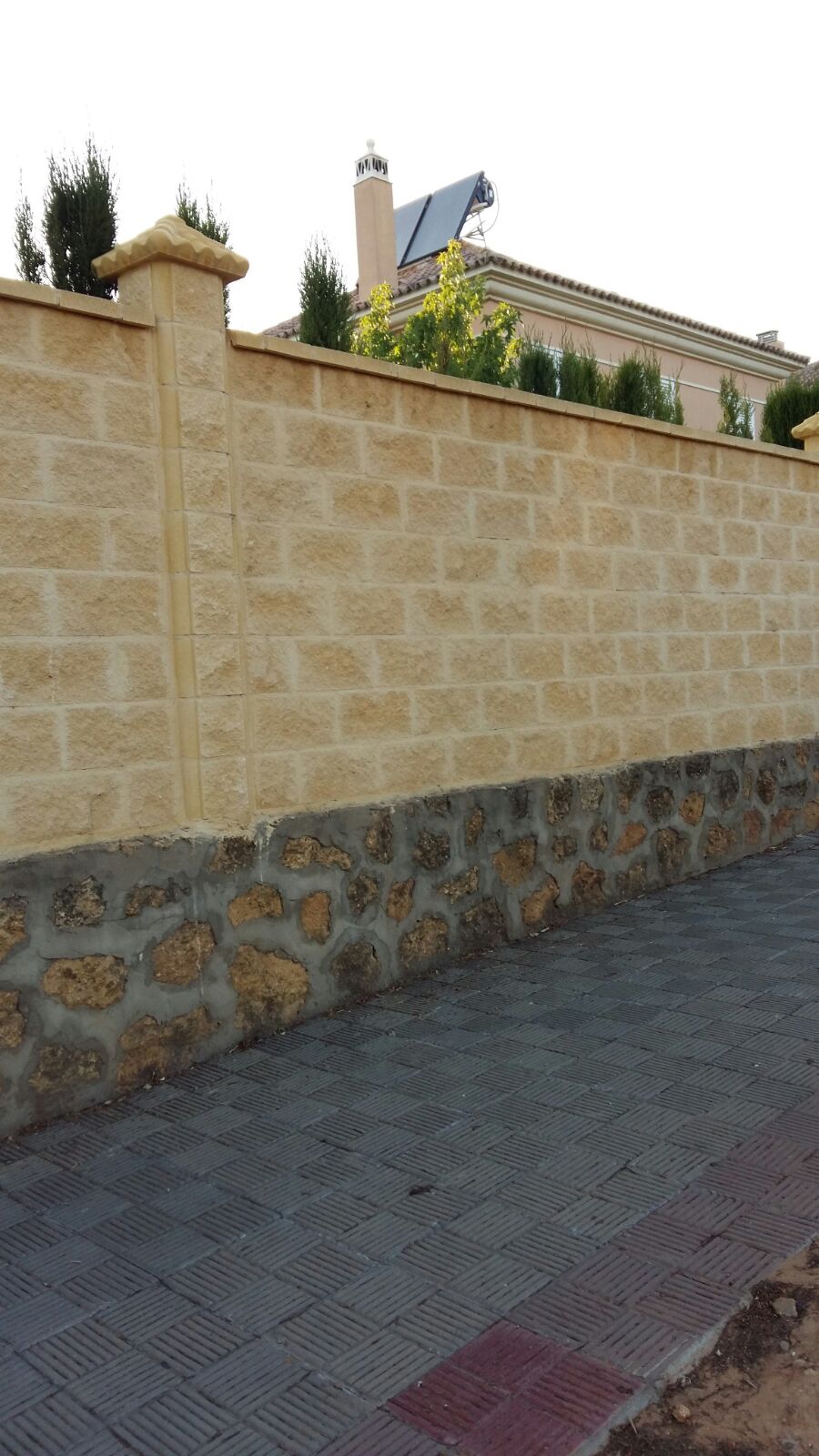 Gas Sevilla - Muro de división de parcelas y cerramiento de bloques.