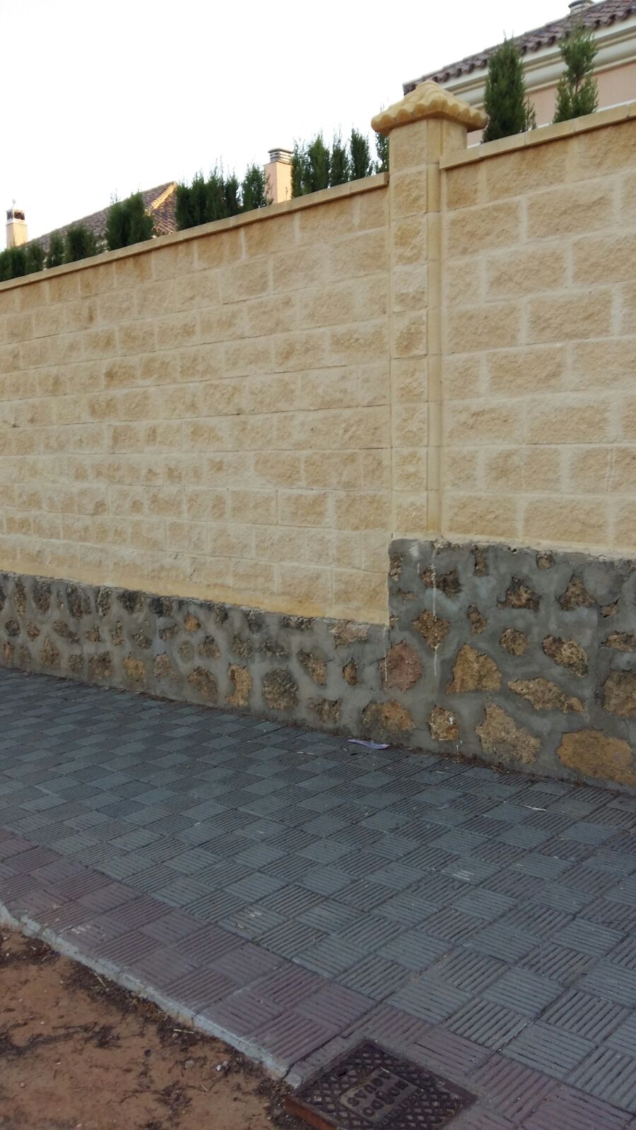 Gas Sevilla - Muro de división de parcelas y cerramiento de bloques.