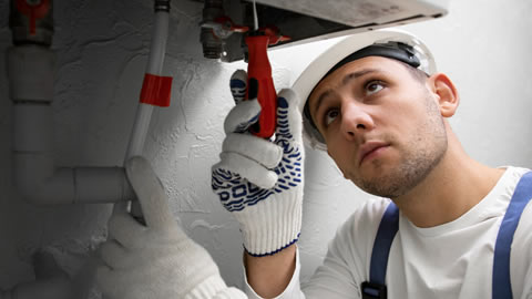 Instalador de gas autorizado revisando una instalación en un hogar