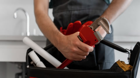 Técnico reparando fuga de gas en un hotel en Sevilla
