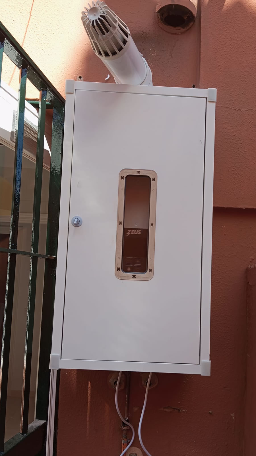Gas Sevilla - Instalación de Calentador con casetilla exterior