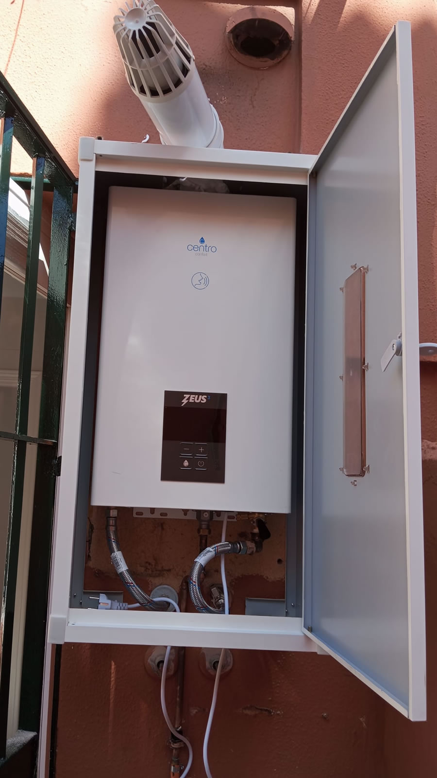 Gas Sevilla - Instalación de Calentador con casetilla exterior