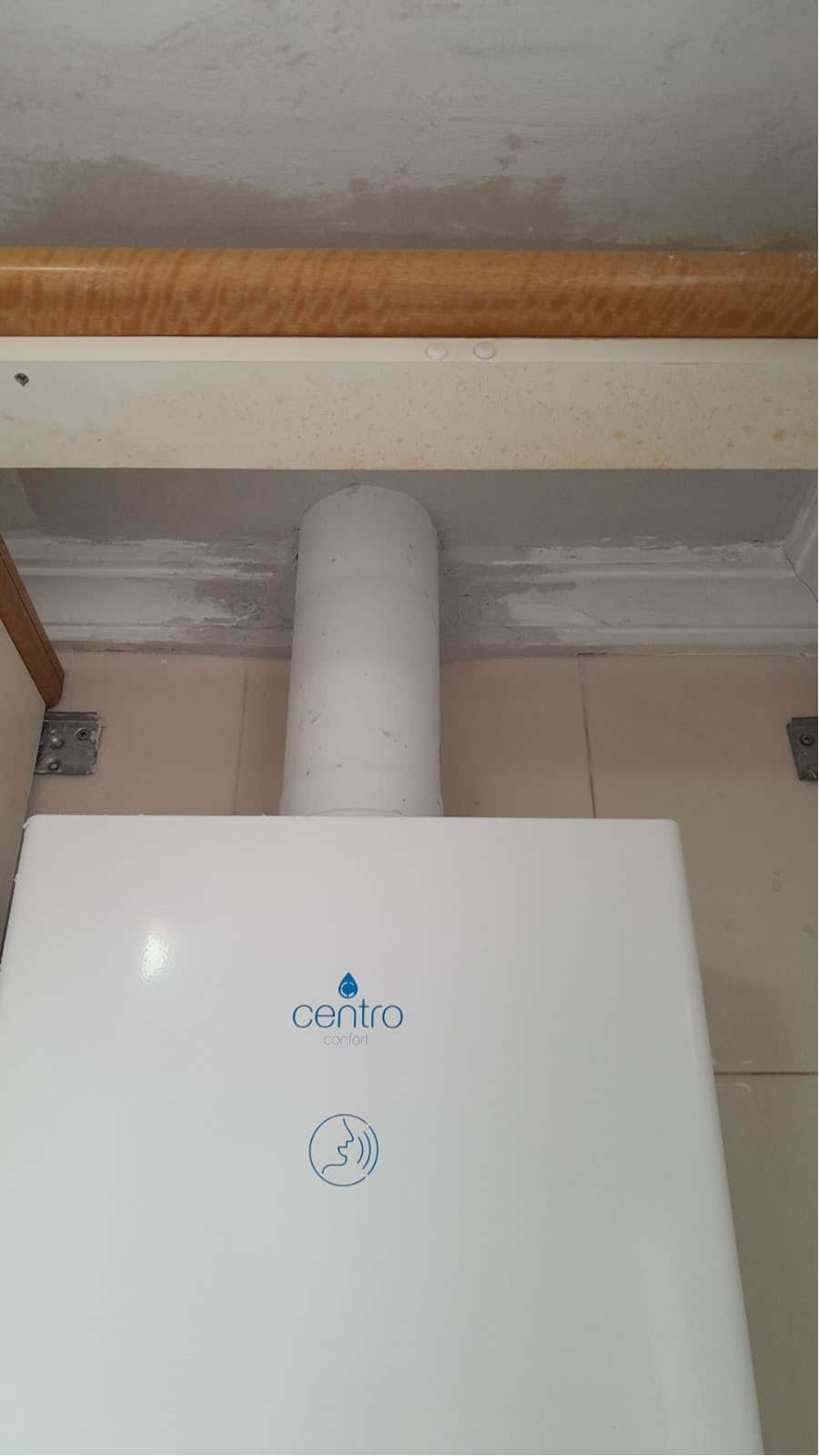 Gas Sevilla - Instalación de calentador y salida de gases básica