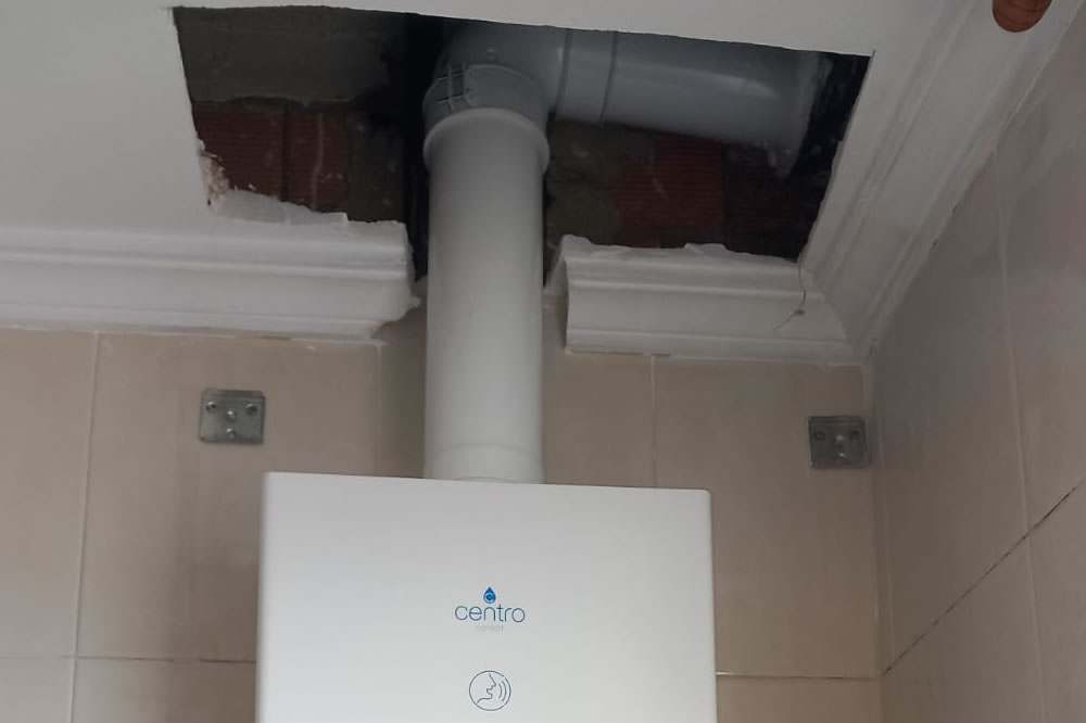 Gas Sevilla - Instalación de calentador y salida de gases básica
